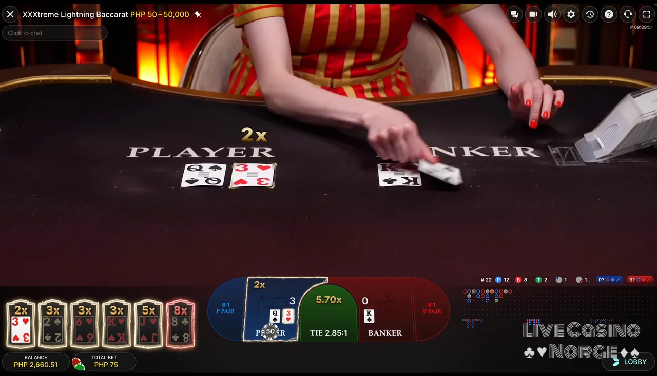 XXXtreme Lightning Baccarat - Live dealer deler kortene etter standard baccarat-regler.